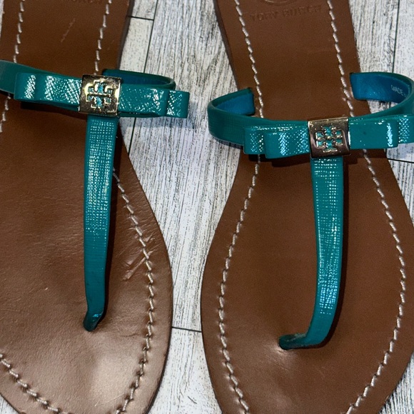 TORY BURCH Patent Leather Bow Accents T-Strap Sandals Size 7M✨ - Picture 11 of 13